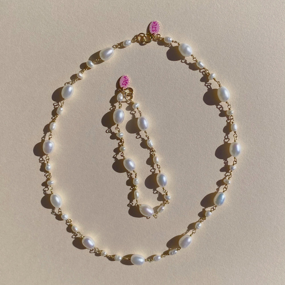 
                  
                    Load image into Gallery viewer, Floating Pearl Choker
                  
                