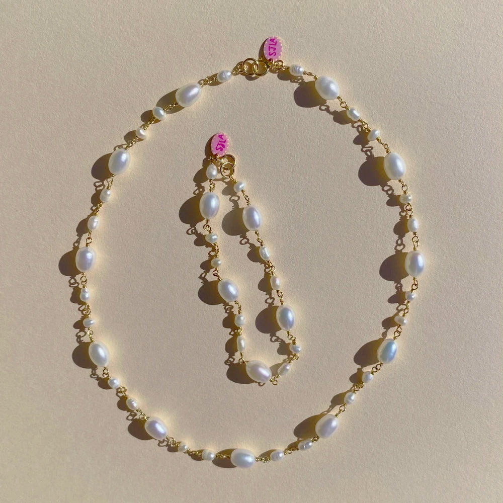 
                  
                    Load image into Gallery viewer, Floating Pearl Bracelet
                  
                